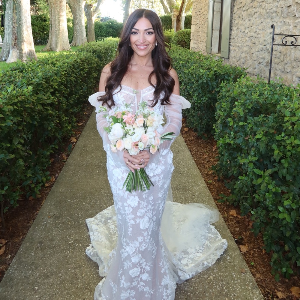 Berta Privee 23-09 floral lace Wedding Dress- mint condition